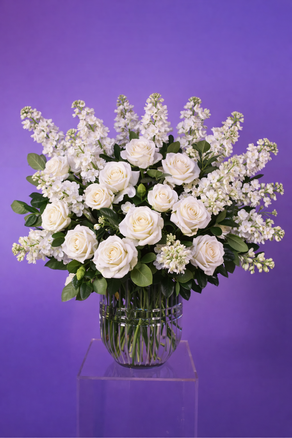 GENTLEMEN PREFER BLONDES Цветочная композиция GENTLEMEN PREFER BLONDES из белых роз и маттиолы купить в Санкт-Петербурге